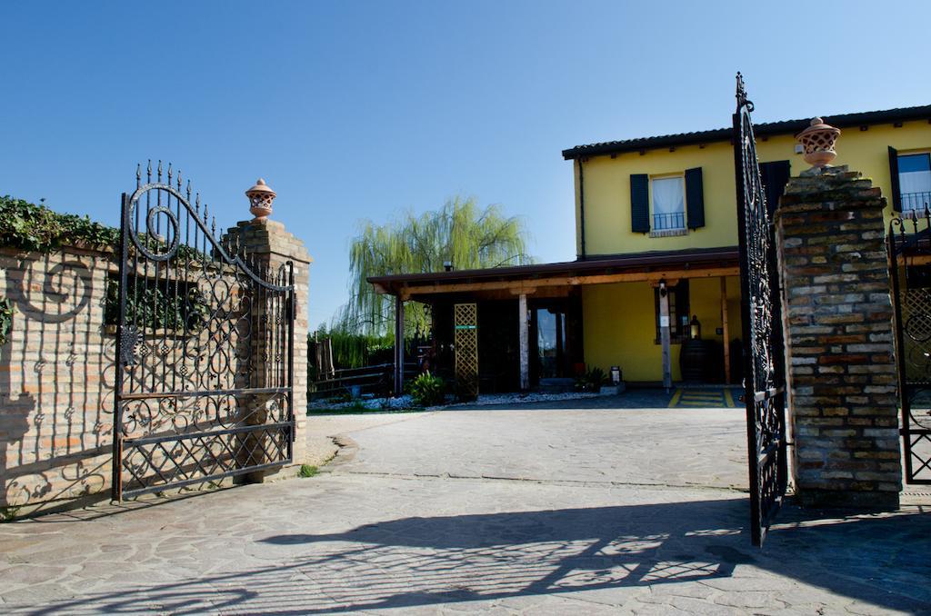Osteria E Locanda Del Viaggiatore Russi ภายนอก รูปภาพ